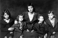 http://www.bernalespacio.com/files/gimgs/th-47_Mike DisfarmerUntitled, (sad mother with four girls), 1939-46.jpg